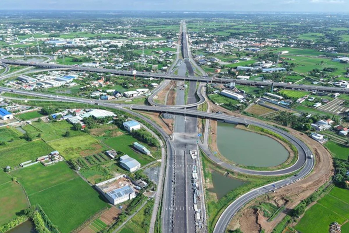 Hạ tầng khu Tây TP.HCM bứt phá tạo động lực phát triển bất động sản nhà phố